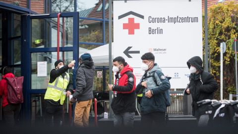 Filas para vacunarse en Berlin, ante el aumento de casos de Covid-19.