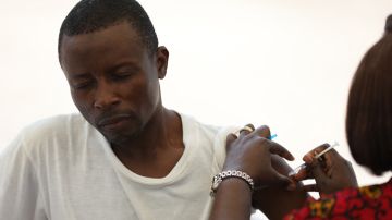 Un hombre es vacunado contra el covid-19 en Nigeria.