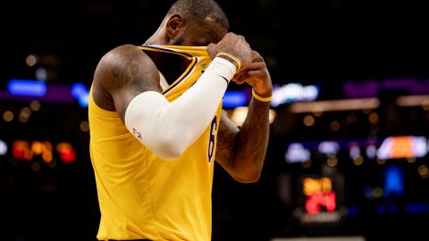 LeBron James en partido de los Lakers contra Celtics.