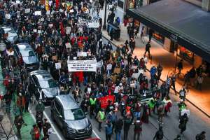 El veredicto de no culpable de Kyle Rittenhouse motiva protestas en varias ciudades