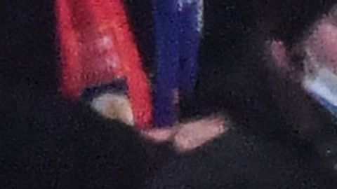 Dimitry Payet recibió un botellazo en partido del Marsella contra Lyon.