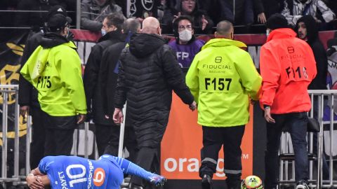 Dimitry Payet recibió un botellazo en partido del Marsella contra Lyon.