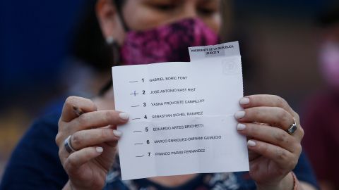 Ciudadana participa en el más reciente proceso electoral en Chile.