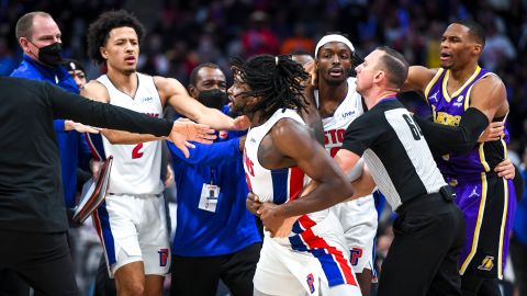 Isaiah Stewart terminó con la cara llena de sangre luego del codazo que le propinó LeBron James.