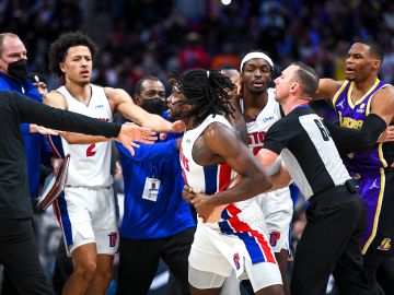 Isaiah Stewart terminó con la cara llena de sangre luego del codazo que le propinó LeBron James.