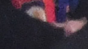 El jugador del Olympique de Marsella Dimitri Payet recibió un botellazo en el estadio de Lyon.