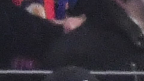 El jugador del Olympique de Marsella Dimitri Payet recibió un botellazo en el estadio de Lyon.