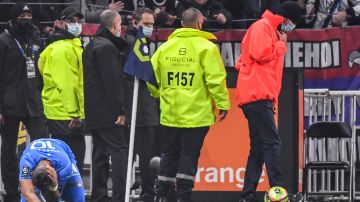 El jugador del Olympique de Marsella Dimitri Payet recibió un botellazo en el estadio de Lyon.