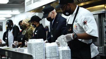 El presidente Joe Biden prepara alimentos para necesitados antes de su viaje de Thanksgiving.