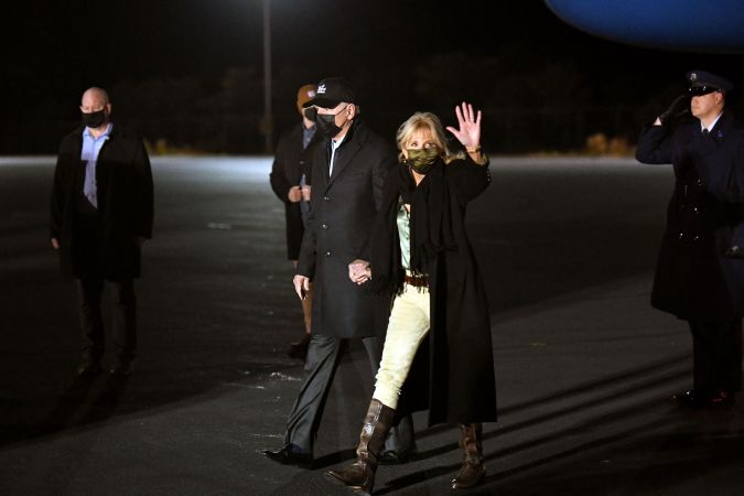 Joe y Jill Biden aterrizaron el 23 de noviembre en el Nantucket Memorial Airport (MANDEL NGAN/AFP via Getty Images)