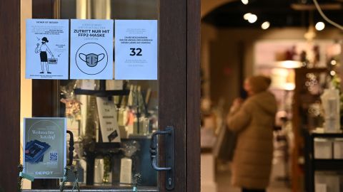 Las indicaciones para prevenir la pandemia en una tienda de Alemania.