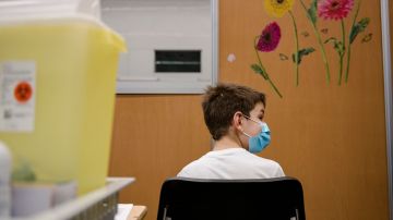 Un niño canadiense espera por su dosis de la vacuna de Pfizer/BioNTech contra el covid-19.