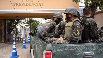 Soldados en la casa presidencial en Tegucigalpa.