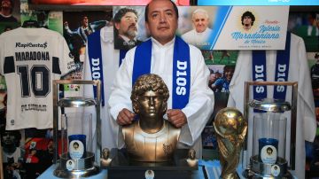 Vicente Avendaño hace de sacerdote en la "iglesia" de Maradona.