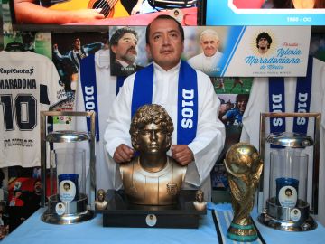 Vicente Avendaño hace de sacerdote en la "iglesia" de Maradona.