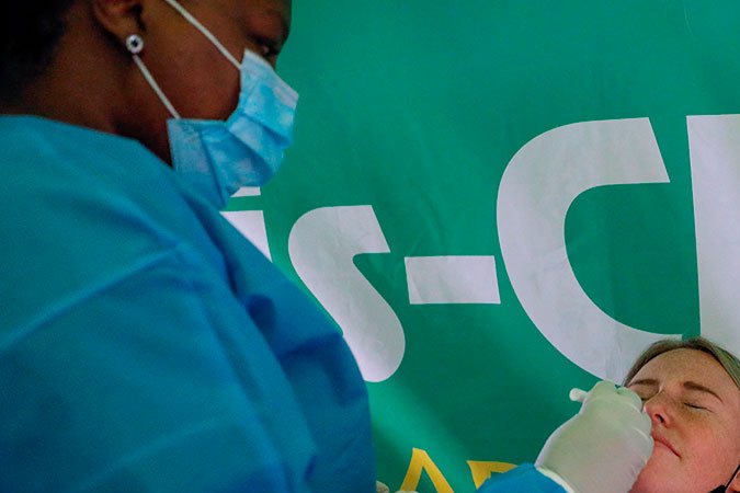 Variante de la COVID-19 ómicron, pone en alerta a Sudáfrica.