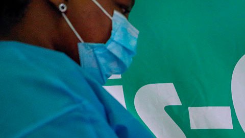 Variante de la COVID-19 ómicron, pone en alerta a Sudáfrica.