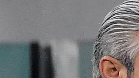 Pavel Nedved (c), director deportivo, y el presidente de la Juventus, Andrea Agnelli (i) están siendo investigados.
