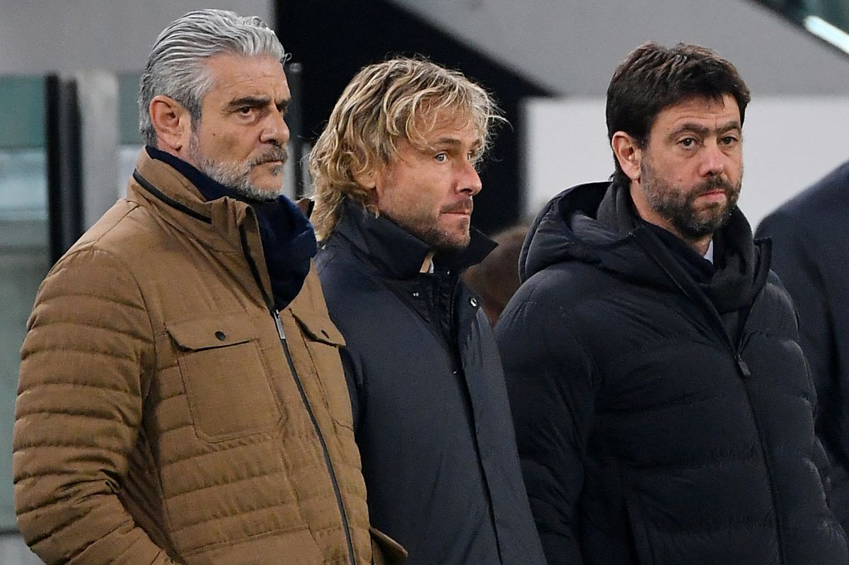 Pavel Nedved (c), director deportivo, y el presidente de la Juventus, Andrea Agnelli (i) están siendo investigados.