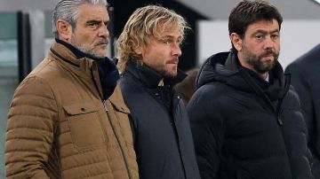 Pavel Nedved (c), director deportivo, y el presidente de la Juventus, Andrea Agnelli (i) están siendo investigados.