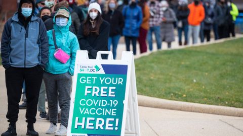 Fila de personas que quieren vacunarse contra el covid-19 en un centro de Washington DC.