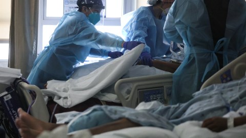 TORRANCE, CALIFORNIA - JANUARY 21: (EDITORIAL USE ONLY) Clinicians care for COVID-19 patients in a makeshift ICU (Intensive Care Unit) at Harbor-UCLA Medical Center on January 21, 2021 in Torrance, California. The hospital is over its ICU capacity due to the coronavirus and has been forced to treat multiple COVID-19 patients who require ICU level care together in converted rooms which were designed for lower levels of care. California has become the first state in the nation to record 3 million known COVID-19 infections. Los Angeles County reported more than 250 COVID-19 fatalities on January 21. (Photo by Mario Tama/Getty Images)