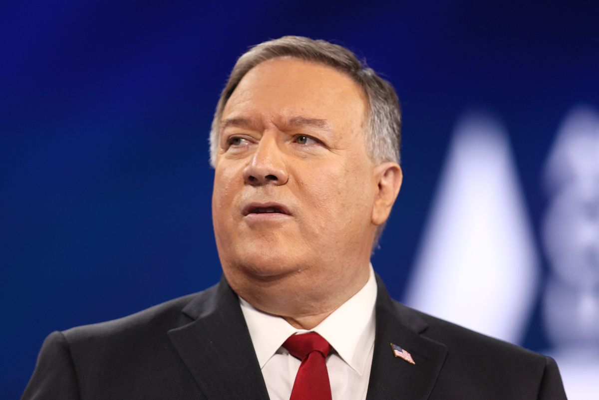 Where is the luxurious bottle of whiskey that Mike Pompeo was given as a gift?