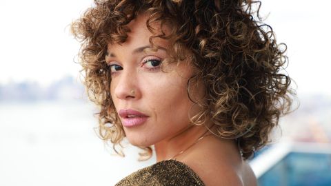 Quién es Sophia Urista, la cantante que será investigada por orinar sobre un fan en pleno concierto