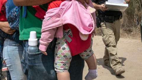 Recién nacido no logra el "sueño americano"; muere en brazos de su madre al entrar a Estados Unidos