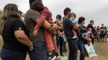 Hallan a decenas de inmigrantes detrás de la falsa pared de un camión de carga en Texas