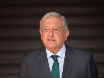 Con música de mariachis, decenas de personas reciben a AMLO en NY