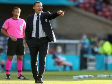 Andriy Shevchenko dirigiendo a Ucrania en la Euro2020
