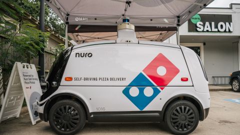 Un robot repartidor de pizza.