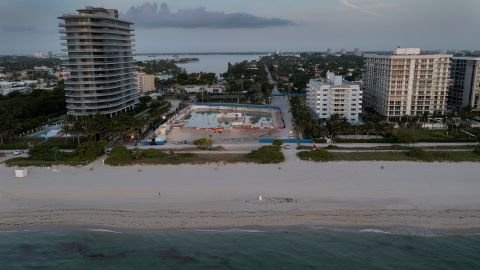 Terreno donde estaba la Torre Champlain que colapsó el pasado 24 de junio.