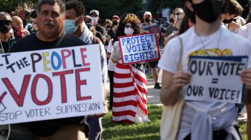 Activistas reclaman una ley que proteja el derecho al voto.