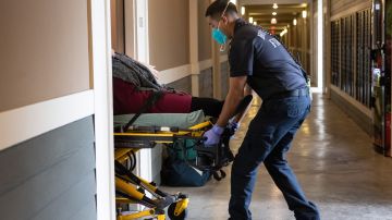 Una mujer con síntomas de covid-19 es trasladada a un hospital en Texas.