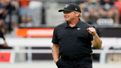 Jon Gruden en un partido con Las Vegas Raiders.