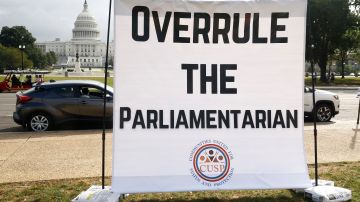 Activistas presionan al Congreso para que no tome en cuenta la opinión de la parlamentaria en asuntos migratorios.