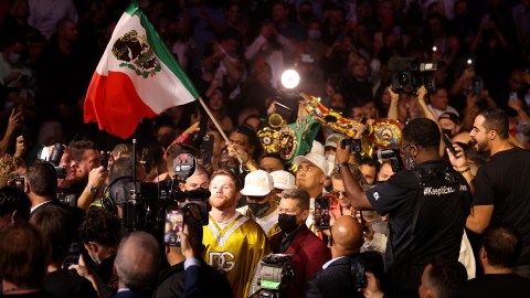 Canelo subió al ring acompañado de Maná, quien entonó la pupular canción de "El Rey".