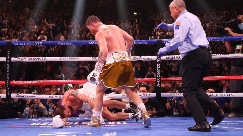 "Canelo" mandó a la lona a Caleb Plant en el round 11 del combate.