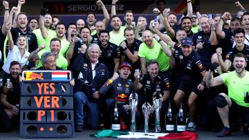 Max Verstappen, Checo Pérez y todo el equipo Red Bull celebraron la victoria del GP de México.