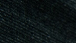 Una mujer llora ante un altar improvisado por las víctimas de la tragedia en el festival Astroworld.