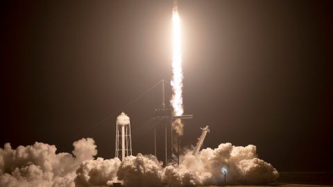 Los astronautas estarán en la Estación Espacial Internacional por seis meses.