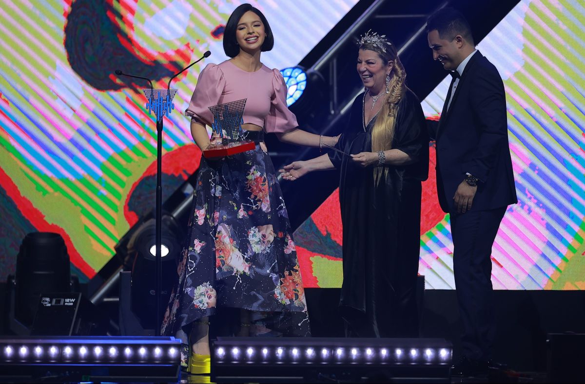 Los costoso zapatos de Ángela Aguilar en los Premios de la Radio que todas quieren - La Opinión Los costoso zapatos de Ángela Aguilar en los Premios de la Radio que todas quieren - La Opinión