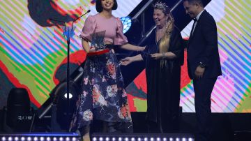 Angela Aguilar recibe premio por canción de mariachi del año en los Premios de la Radio | Manuel Velasquez/Getty Images for Estrella Media.
