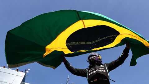 Hamilton rebasó nueve puestos al salir de décimo en la parrilla.