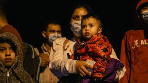 Familias migrantes en la zona fronteriza de Texas.