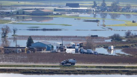 Aproximadamente 18,000 candienses se vieron afectados por el río atmosférico esta semana.