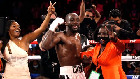 Terence Crawford bailó en el ring con su madre, Debra (der.), luego de uno de sus mejores triunfos.