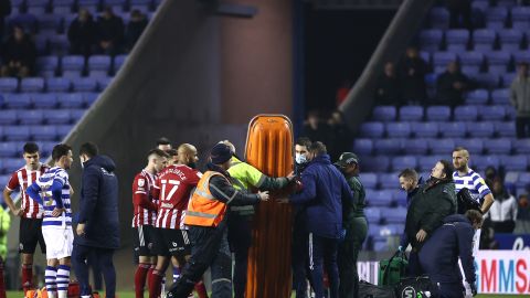 El técnico del Sheffield United aseguró que John Fleck está consciente y en buenas manos.